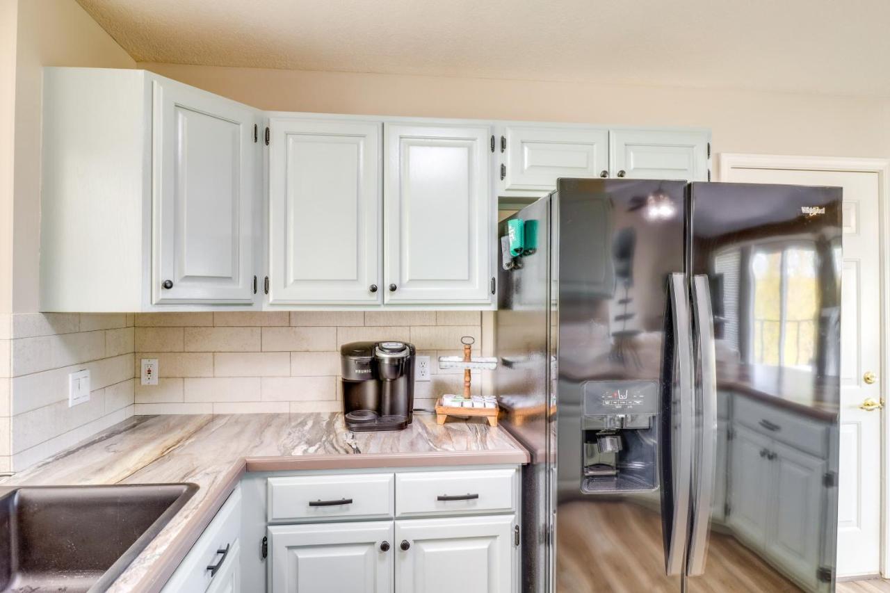 Charming Edgemont Home With Deck And Lake Views! Fairfield Bay Exterior foto